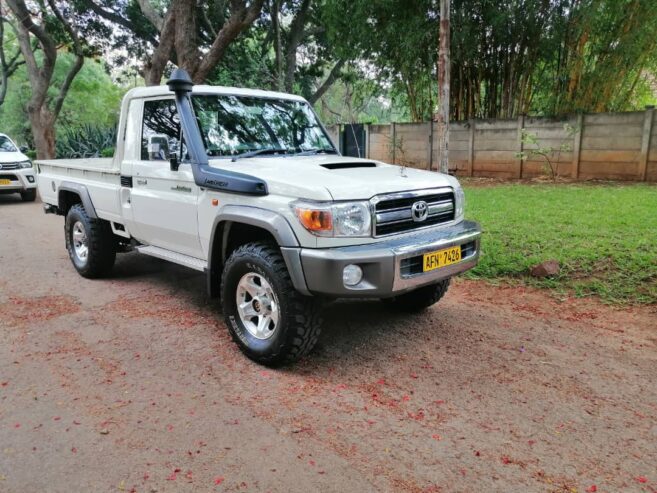 TOYOTA HILUX LAND CRUISER LX V8 4WD l Mupa Car Dealer