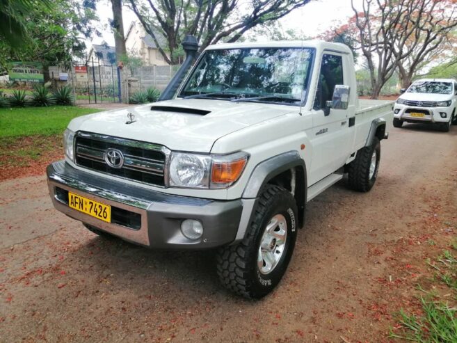 TOYOTA HILUX LAND CRUISER LX V8 4WD l Mupa Car Dealer