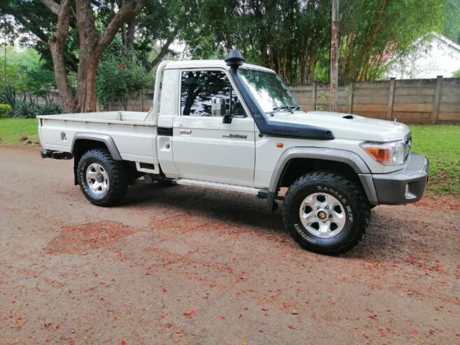 TOYOTA HILUX LAND CRUISER LX V8 4WD l Mupa Car Dealer