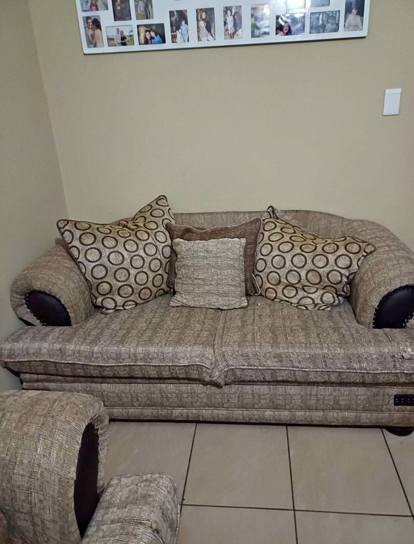 Four seater lounge couch for sale in bulawayo