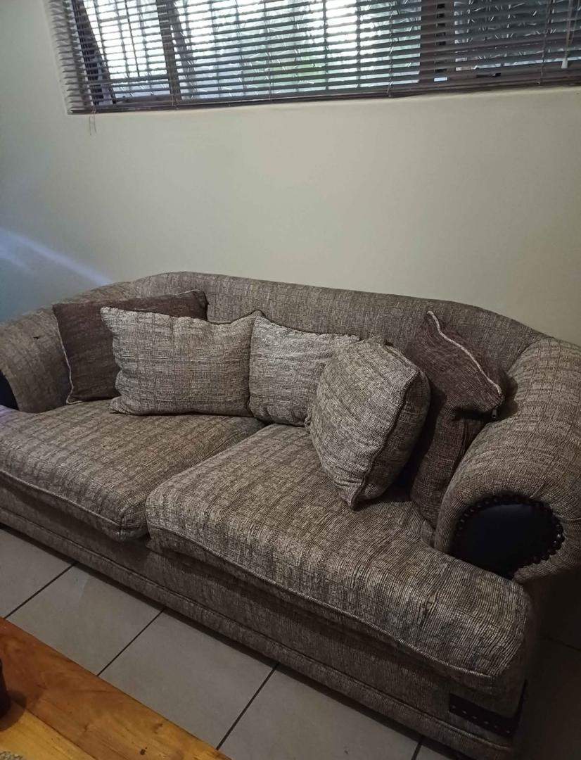 Four seater lounge couch for sale in bulawayo